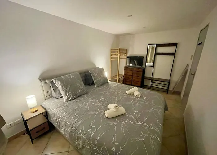 Vous Viendrez Vivre Ici , 3 Pieces Chataignier Garage A Moto Riez